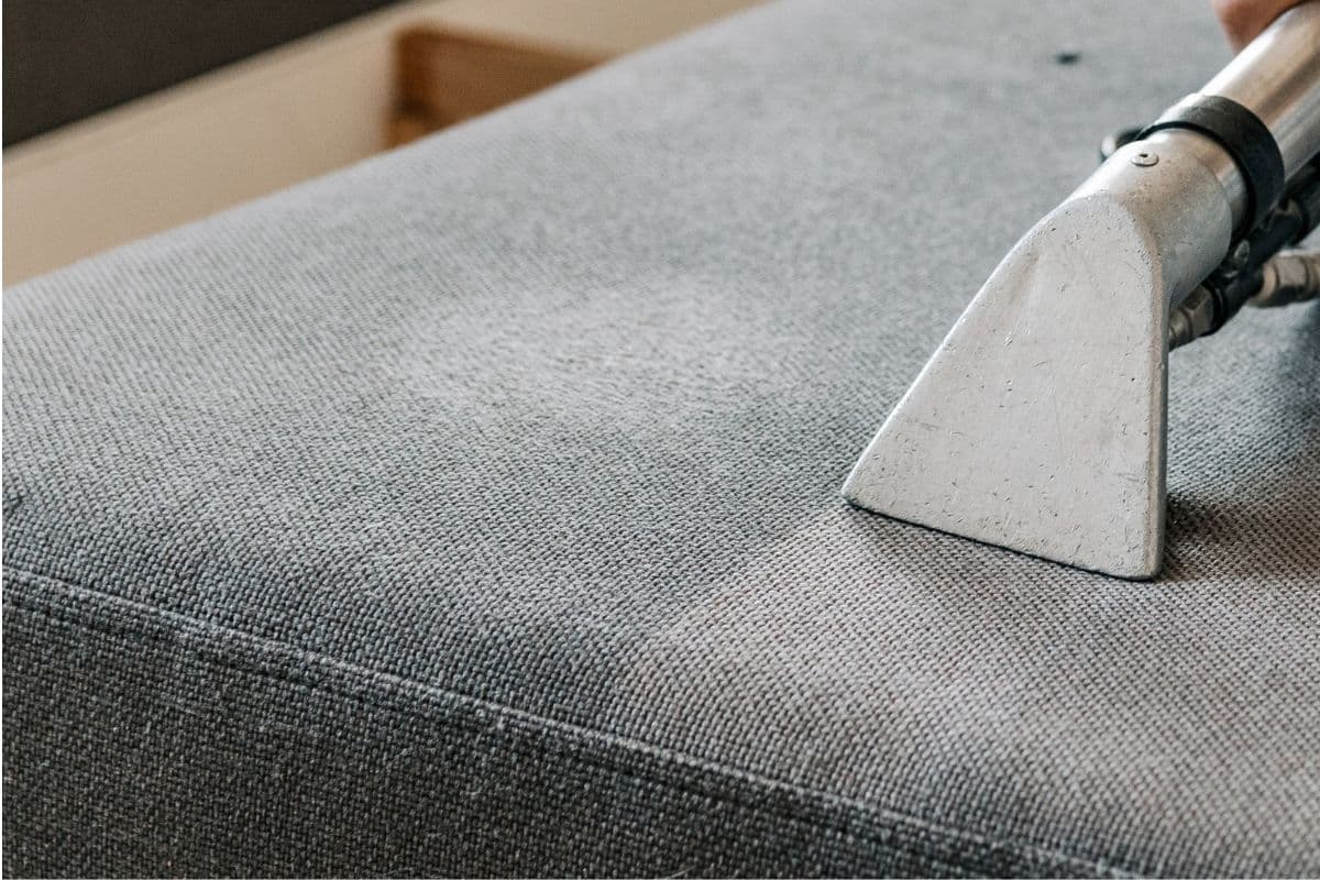 Professionele reinigingsmachine op een bank